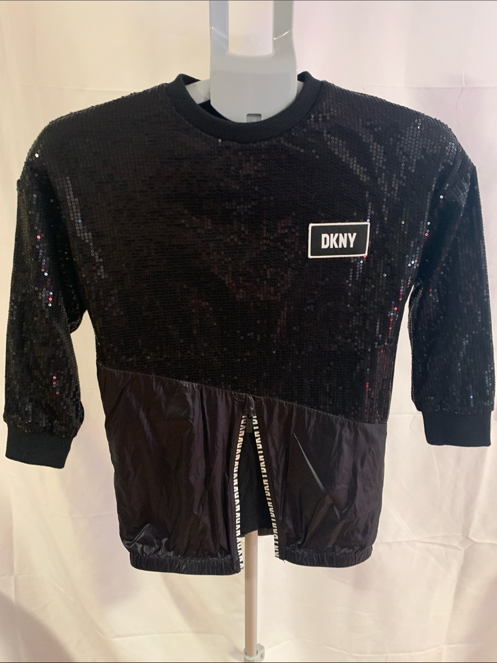 DKNY TOP BLACK SEQUINS 3/4 sleeves
Fully lined size 8